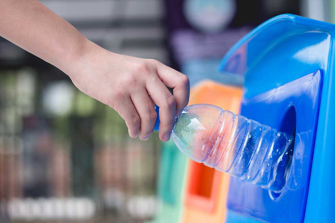 ペットボトルと空き缶の分別ボックスを設置